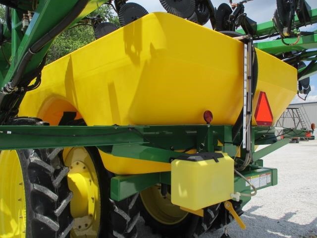  Farm King 2460 Pull-Type Sprayer
