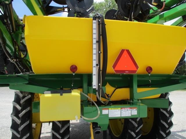  Farm King 2460 Pull-Type Sprayer