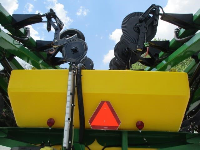 Farm King 2460 Pull-Type Sprayer