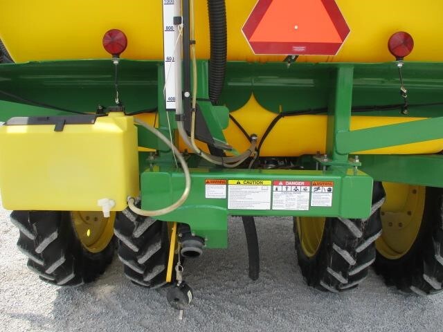  Farm King 2460 Pull-Type Sprayer