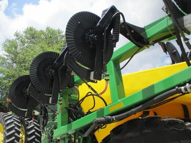  Farm King 2460 Pull-Type Sprayer