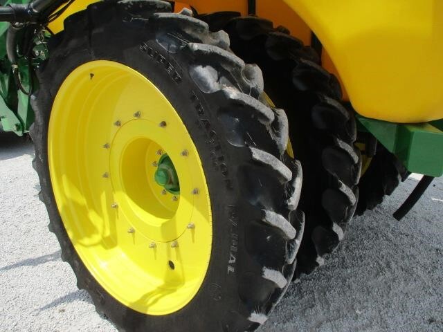  Farm King 2460 Pull-Type Sprayer