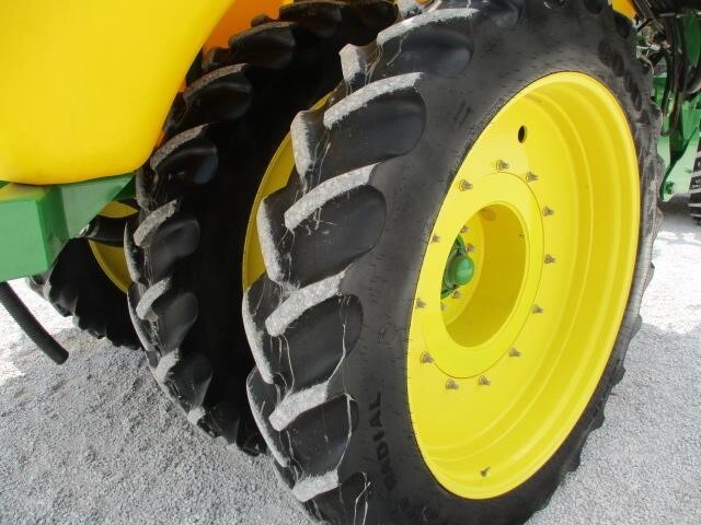  Farm King 2460 Pull-Type Sprayer