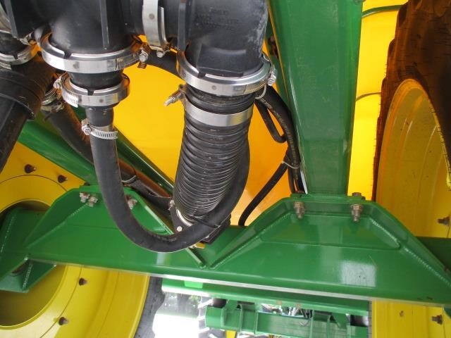  Farm King 2460 Pull-Type Sprayer