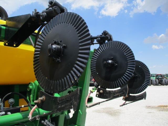  Farm King 2460 Pull-Type Sprayer
