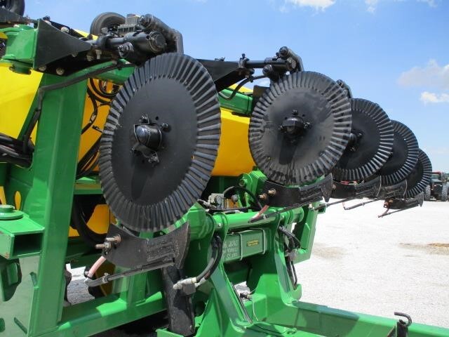  Farm King 2460 Pull-Type Sprayer