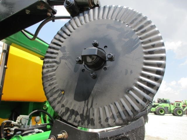  Farm King 2460 Pull-Type Sprayer