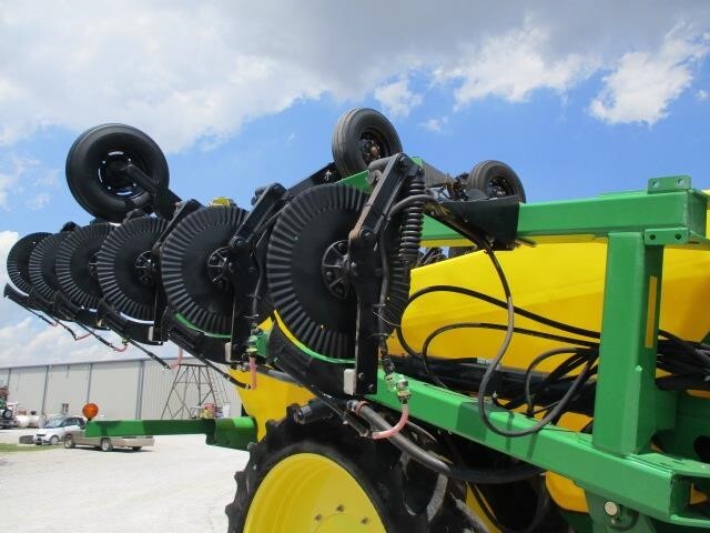  Farm King 2460 Pull-Type Sprayer