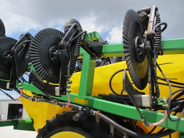  Farm King 2460 Pull-Type Sprayer
