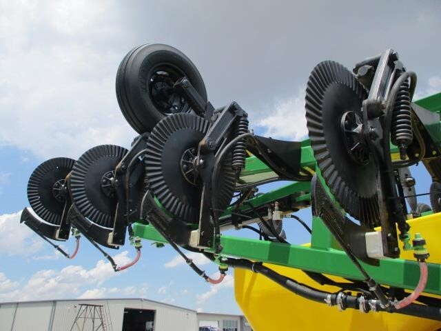  Farm King 2460 Pull-Type Sprayer