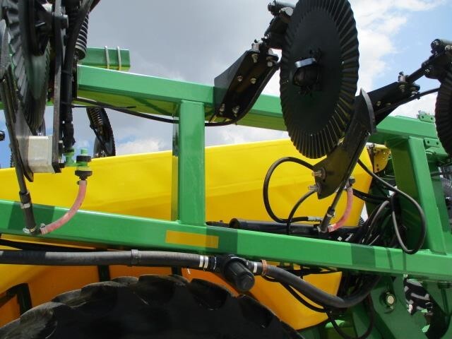  Farm King 2460 Pull-Type Sprayer