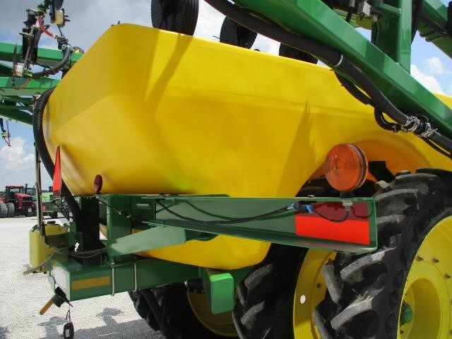  Farm King 2460 Pull-Type Sprayer