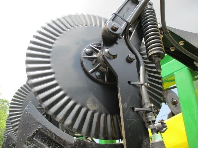  Farm King 2460 Pull-Type Sprayer