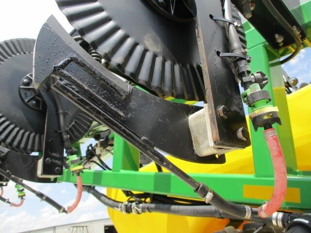  Farm King 2460 Pull-Type Sprayer