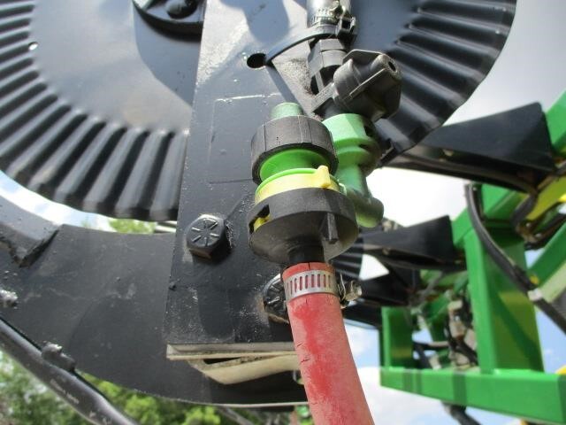 Farm King 2460 Pull-Type Sprayer