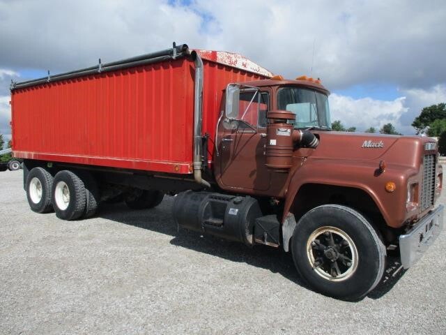 1986 Mack R686ST Semi Trucks/Trailer
