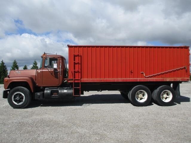 1986 Mack R686ST Semi Trucks/Trailer