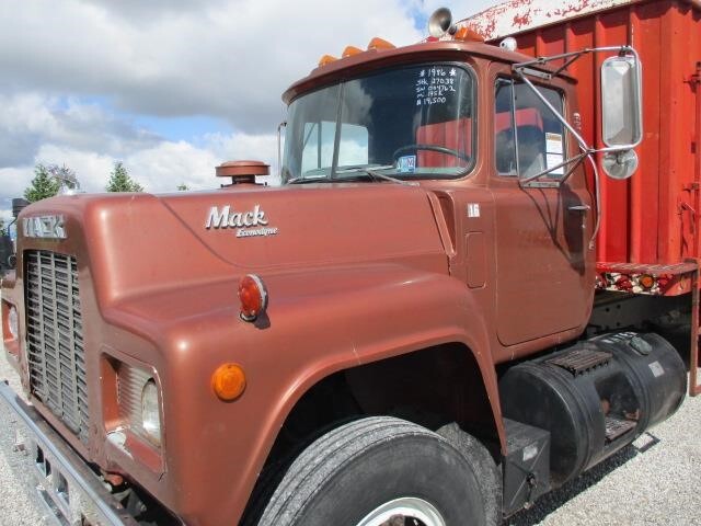 1986 Mack R686ST Semi Trucks/Trailer