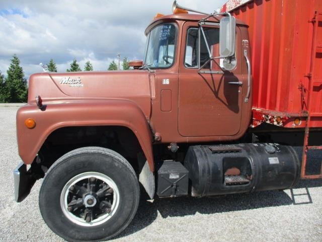 1986 Mack R686ST Semi Trucks/Trailer