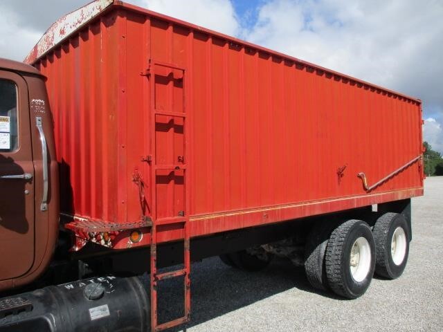 1986 Mack R686ST Semi Trucks/Trailer