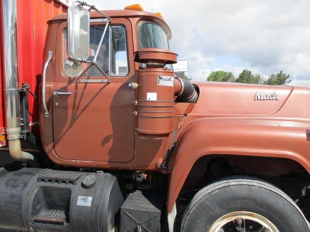 1986 Mack R686ST Semi Trucks/Trailer