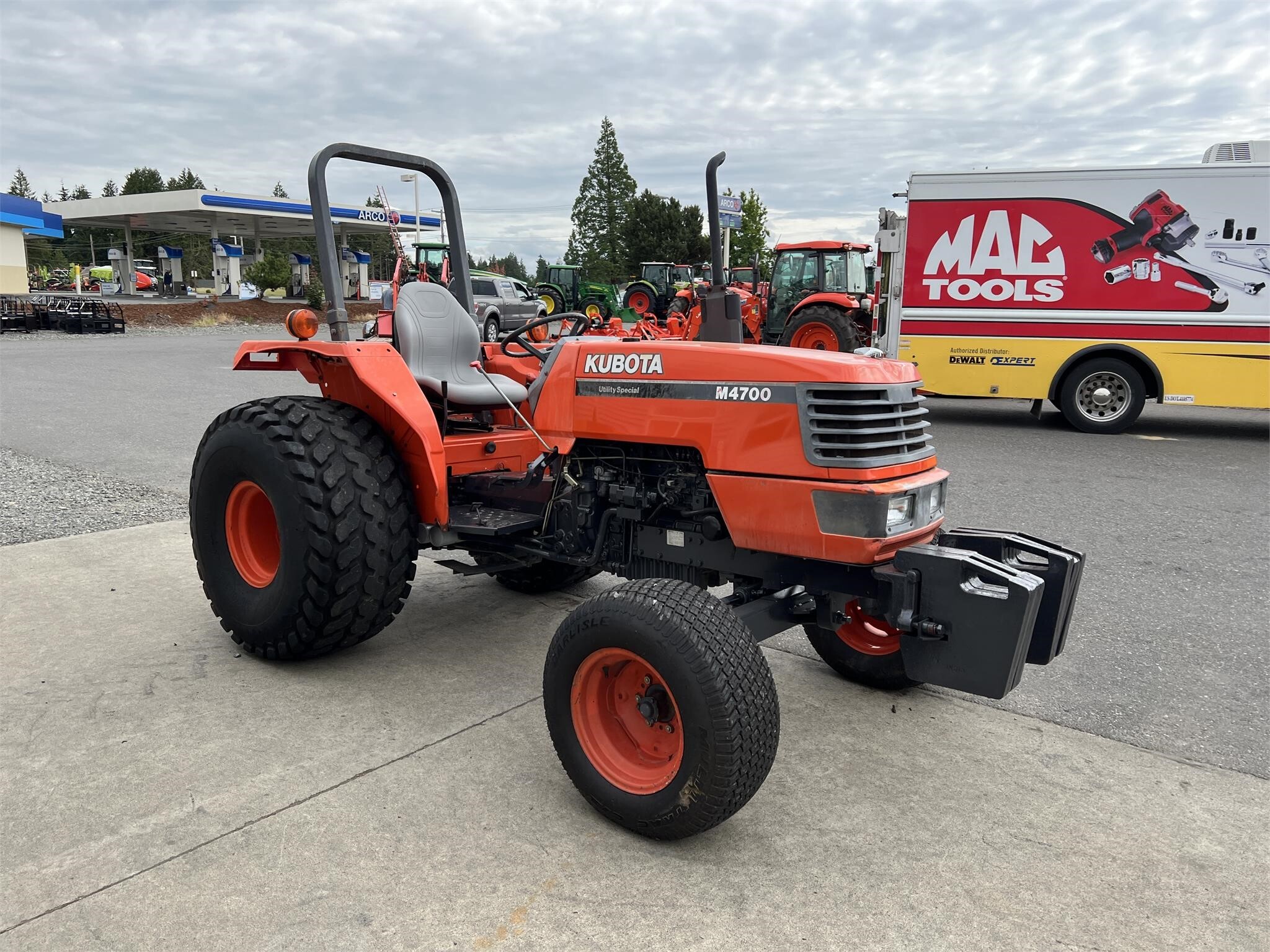  Kubota M4700 Tractor