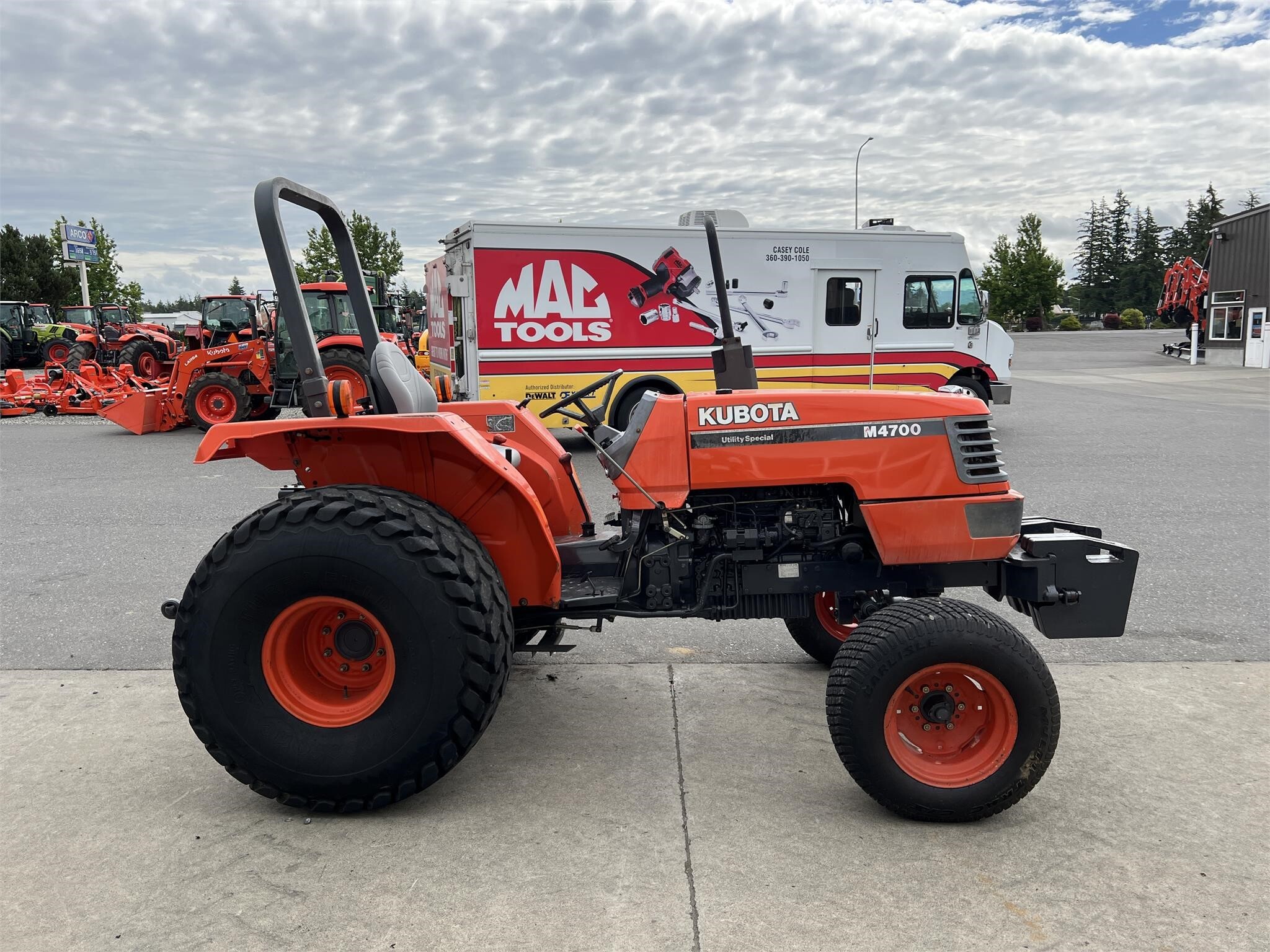  Kubota M4700 Tractor