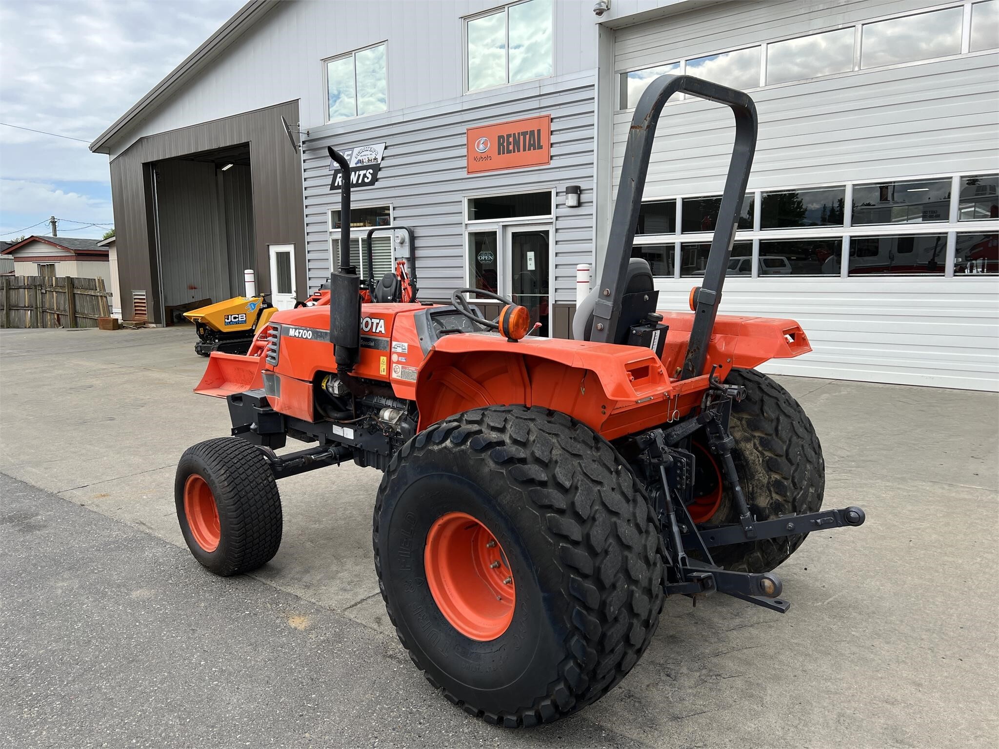  Kubota M4700 Tractor