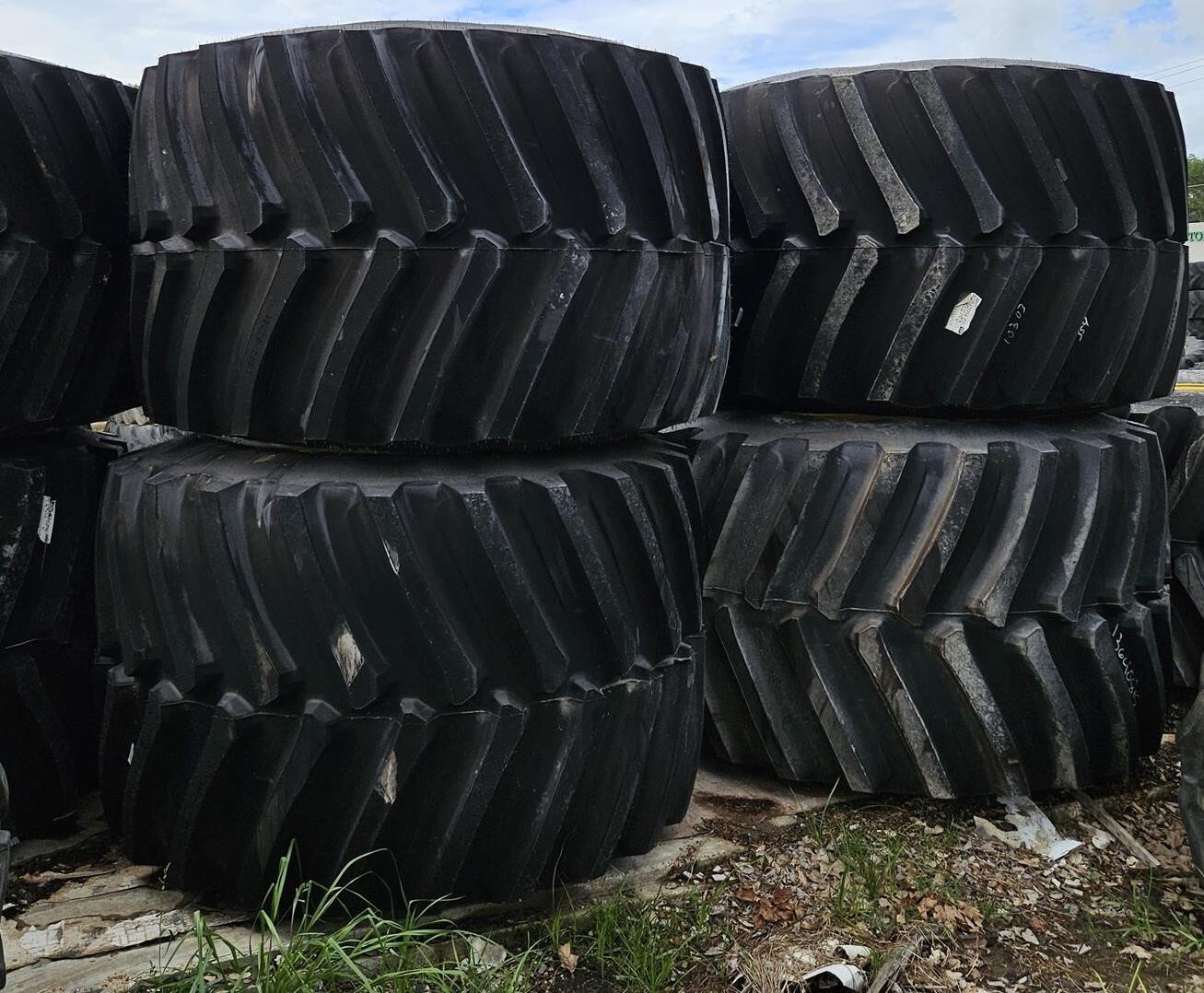  Firestone IF1250/50R32 Wheels / Tires / Track
