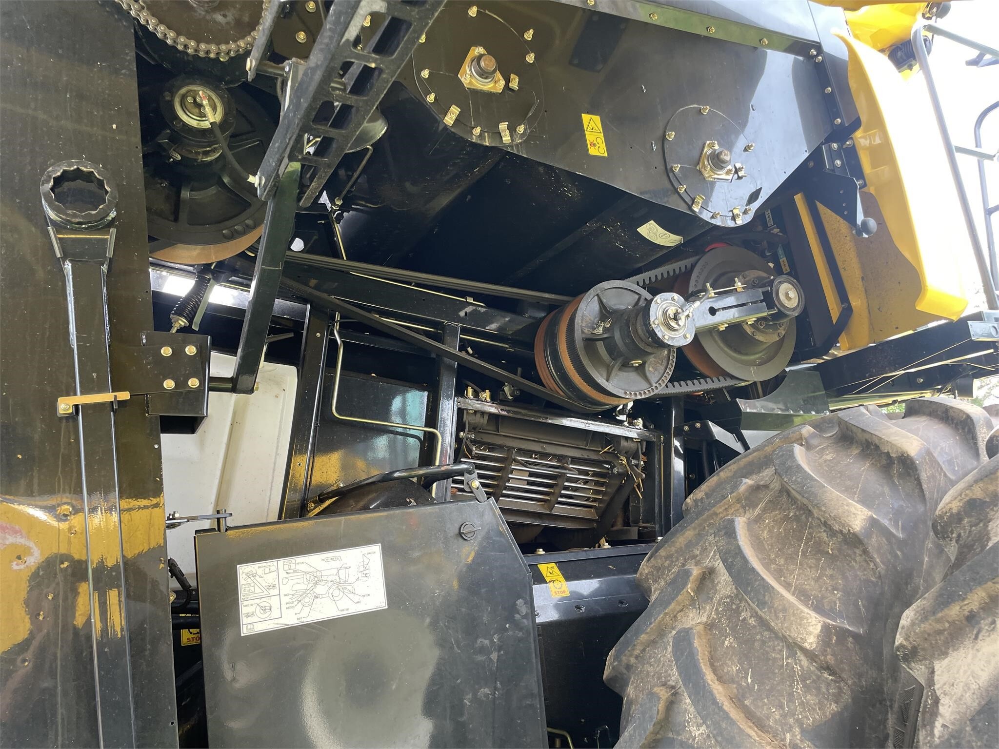 2017 New Holland CR8.90 Combine