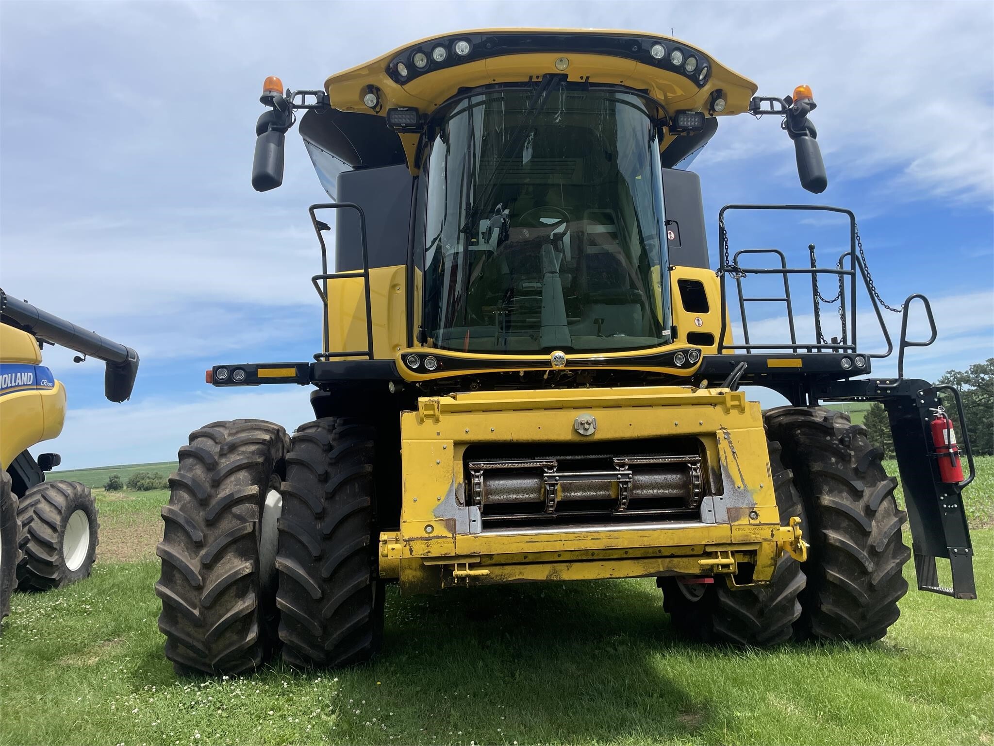 2017 New Holland CR8.90 Combine