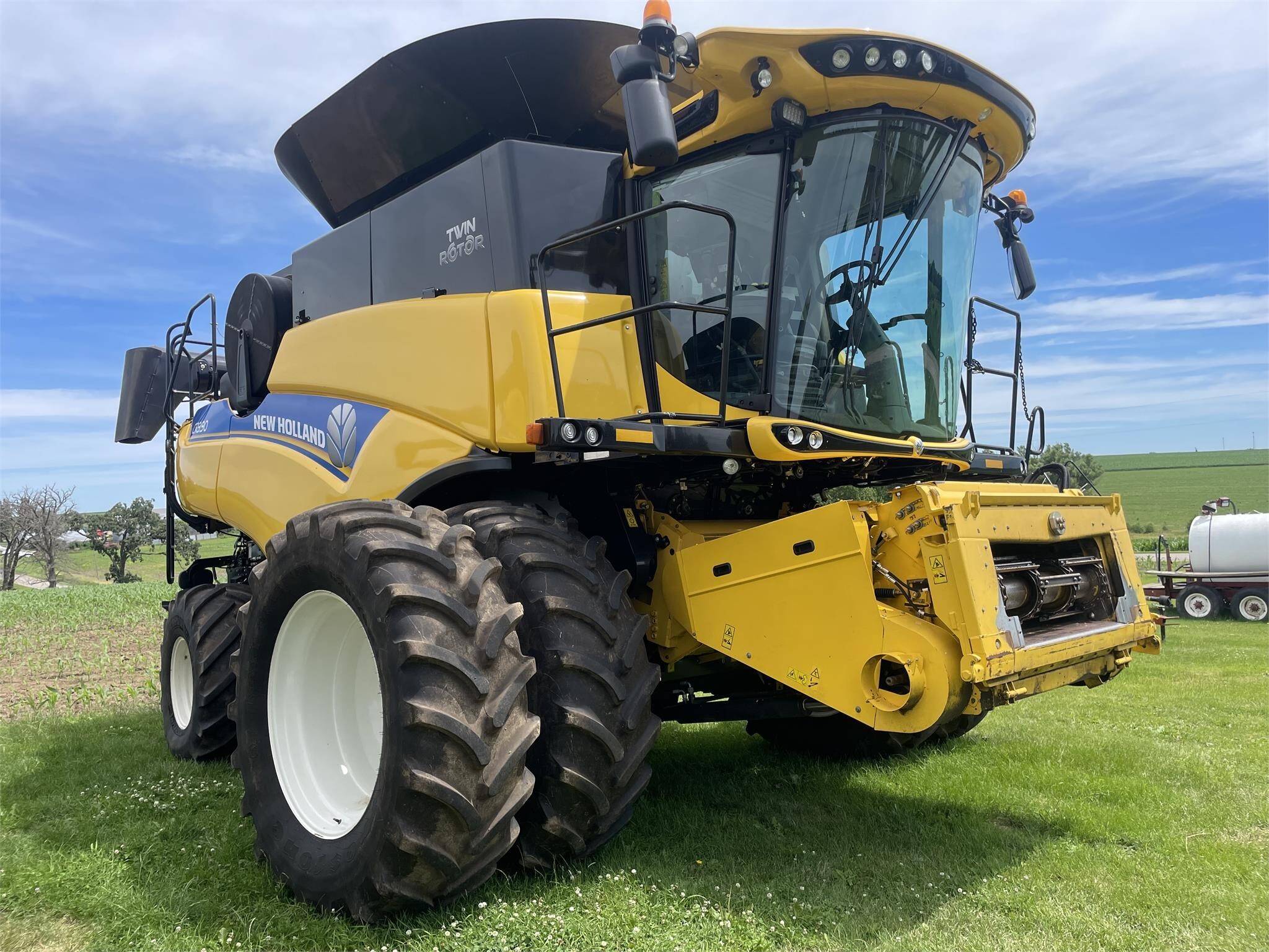 2017 New Holland CR8.90 Combine