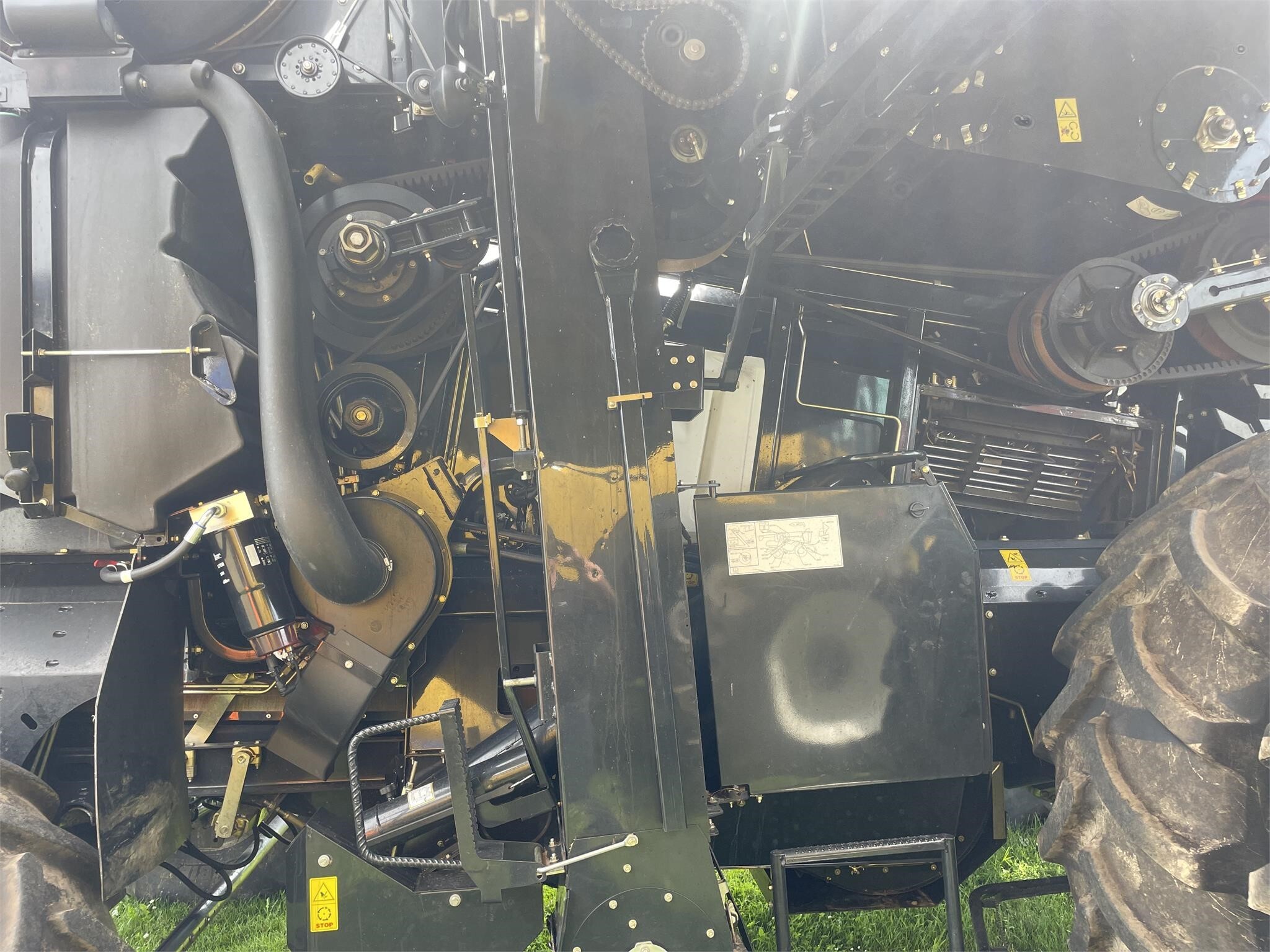 2017 New Holland CR8.90 Combine