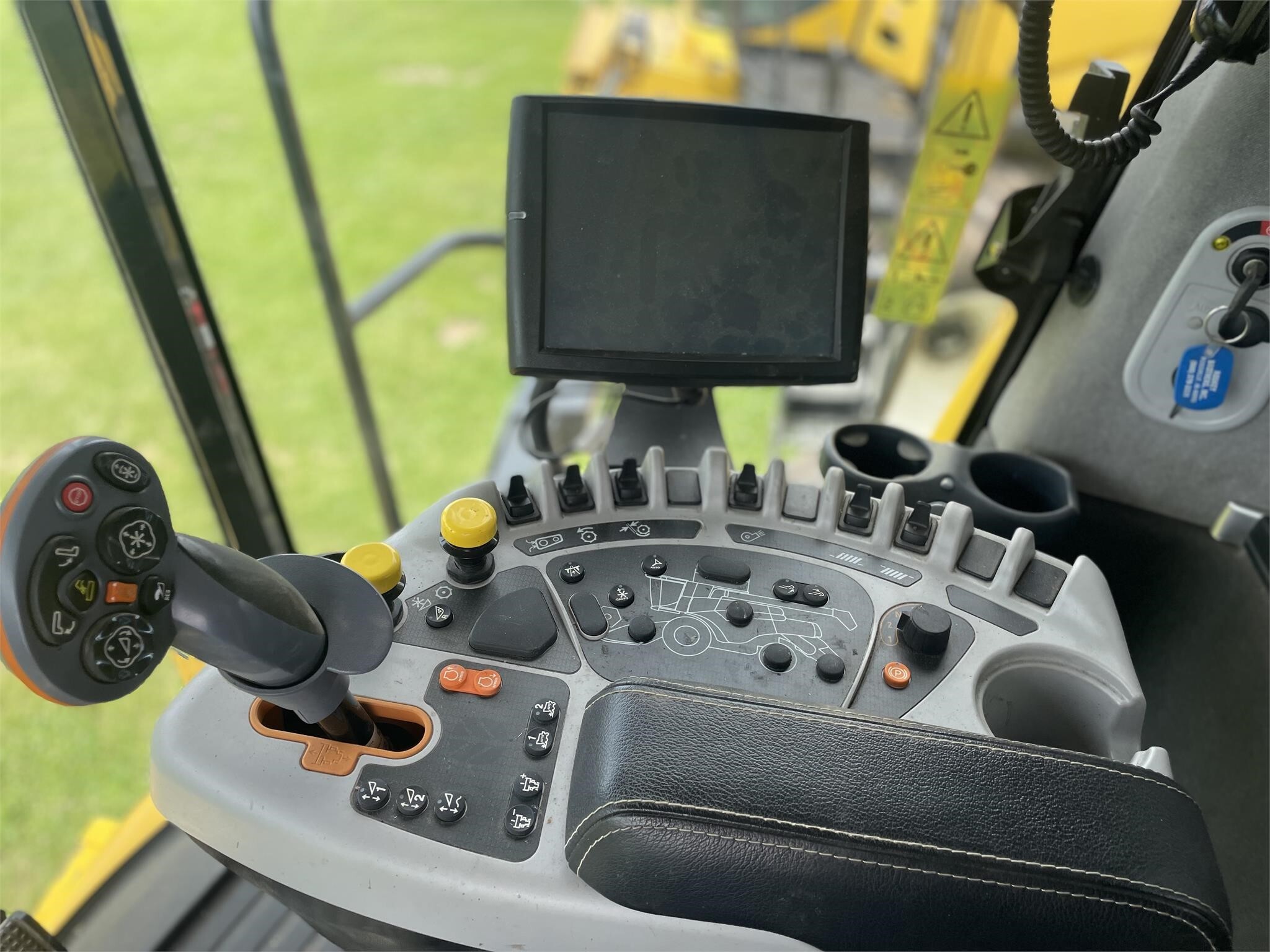 2017 New Holland CR8.90 Combine