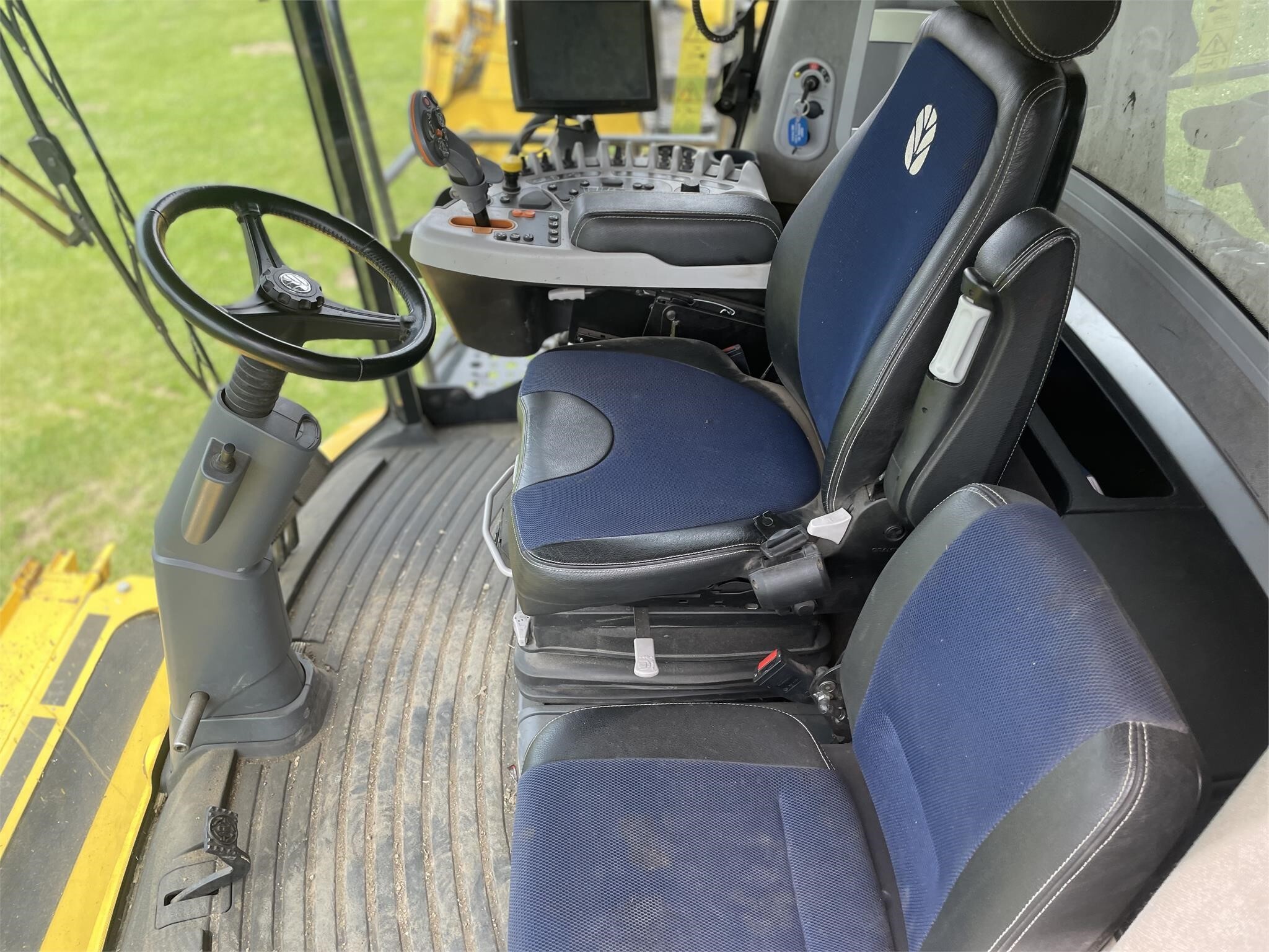 2017 New Holland CR8.90 Combine