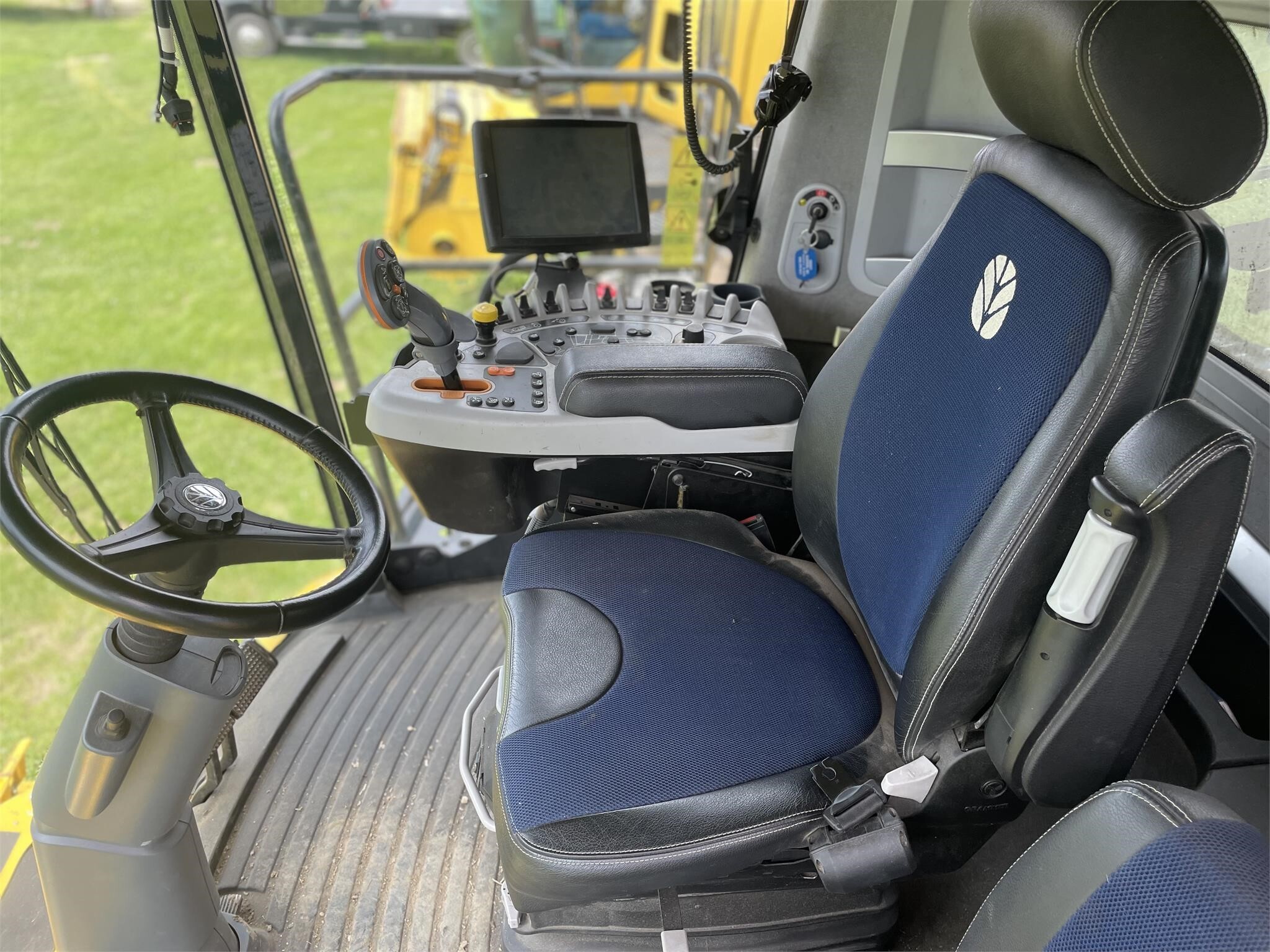 2017 New Holland CR8.90 Combine