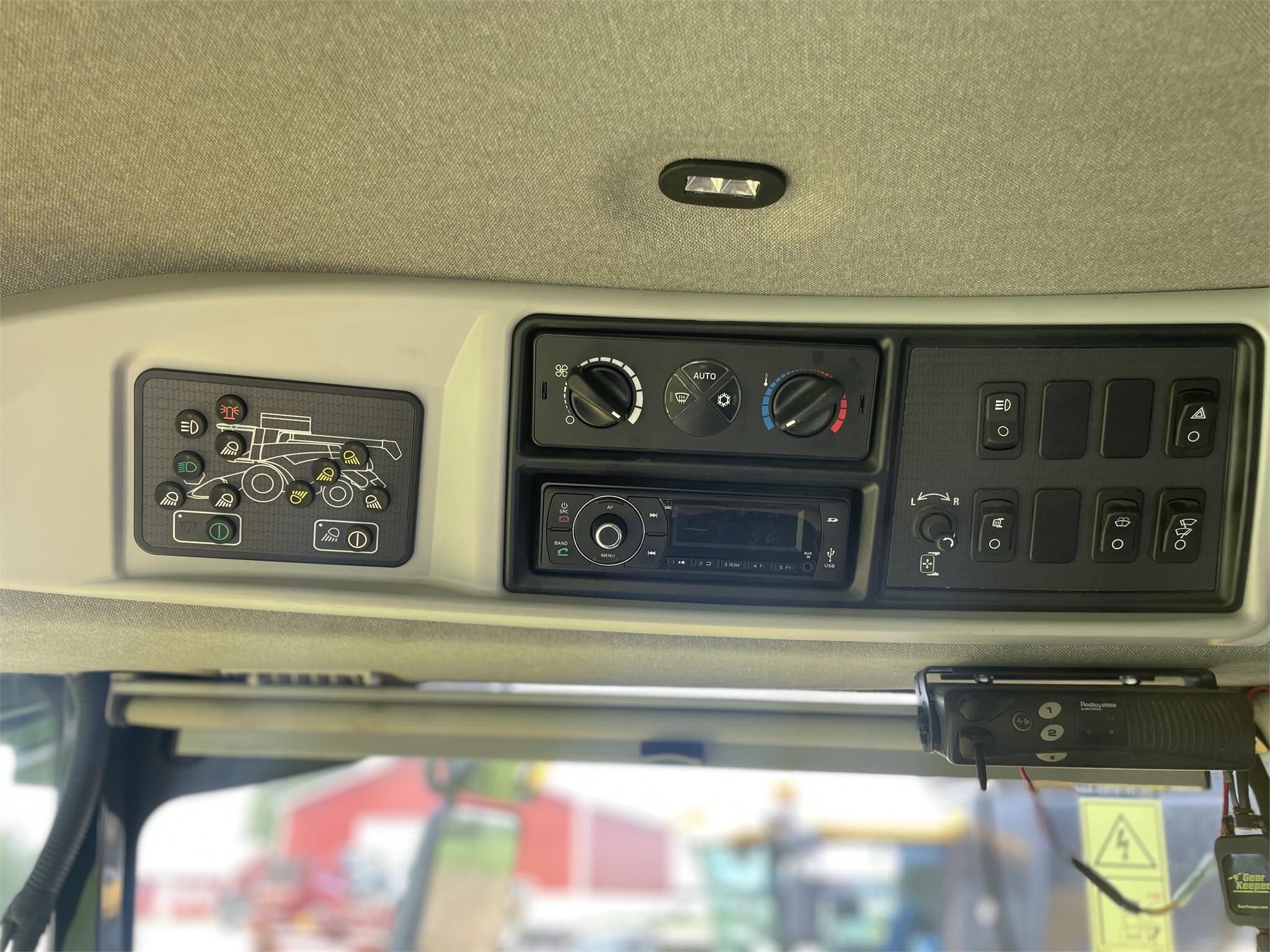 2017 New Holland CR8.90 Combine