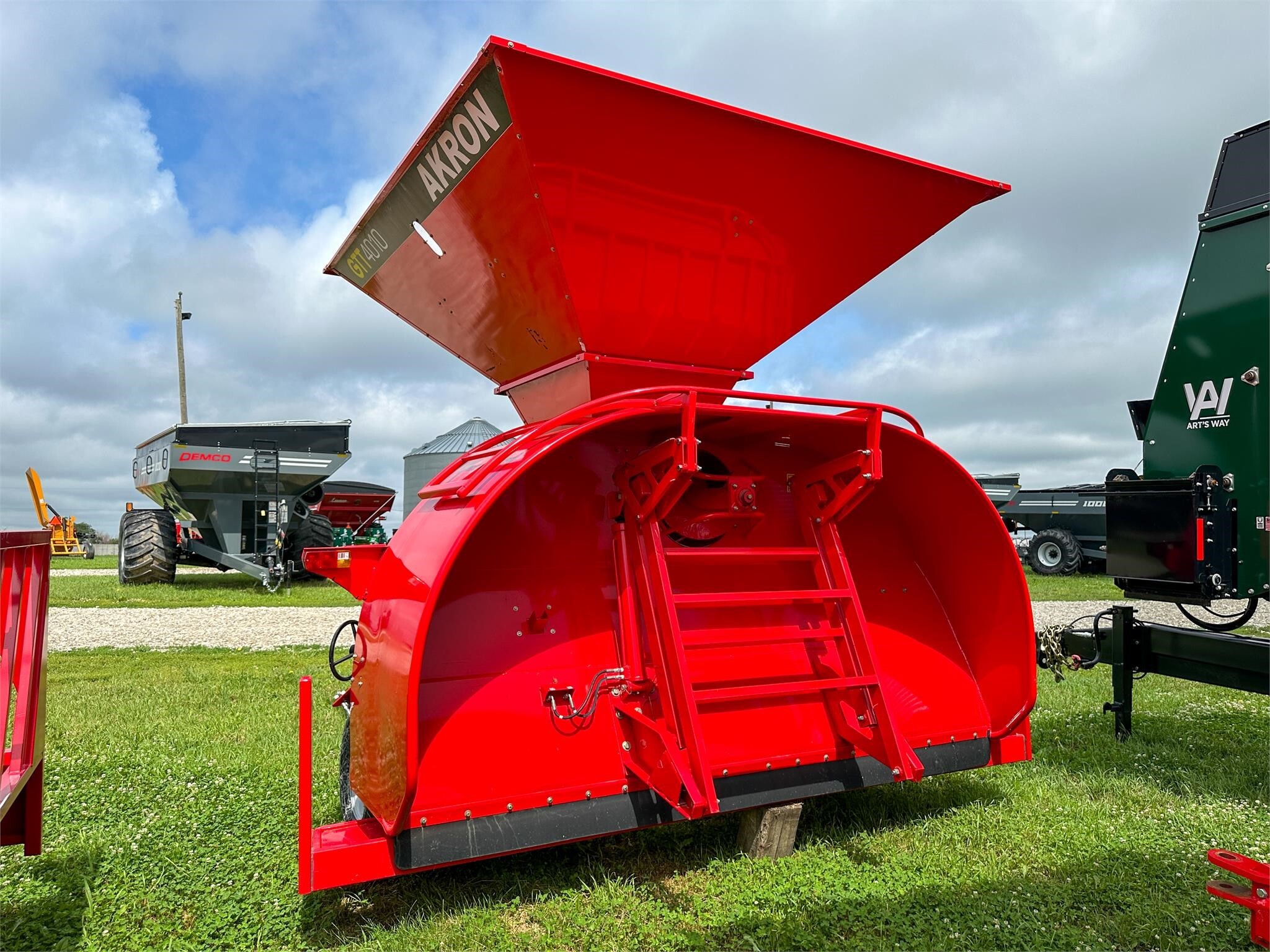 2026 Akron GTT5010 Grain Bagger