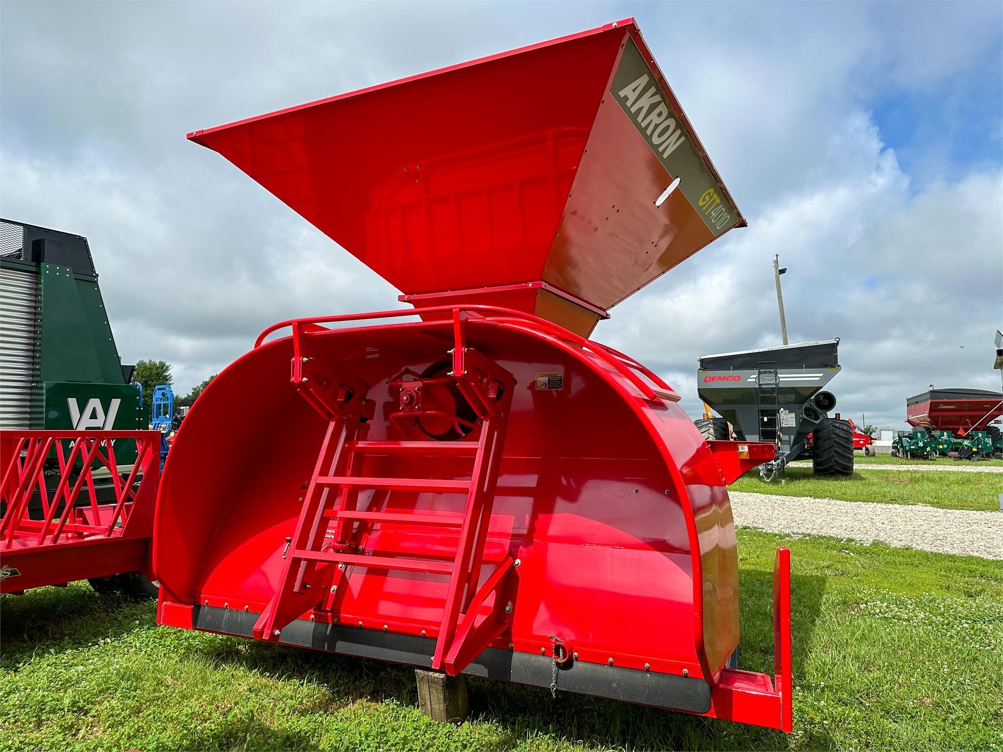2026 Akron GTT5010 Grain Bagger