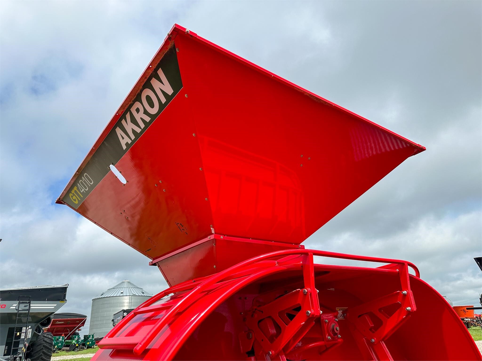 2026 Akron GTT5010 Grain Bagger