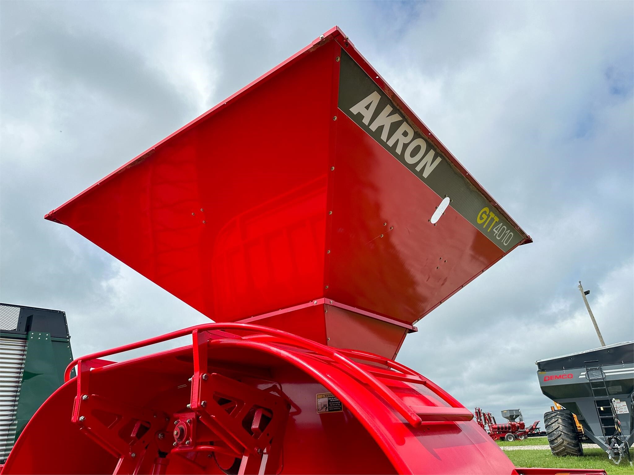 2026 Akron GTT5010 Grain Bagger