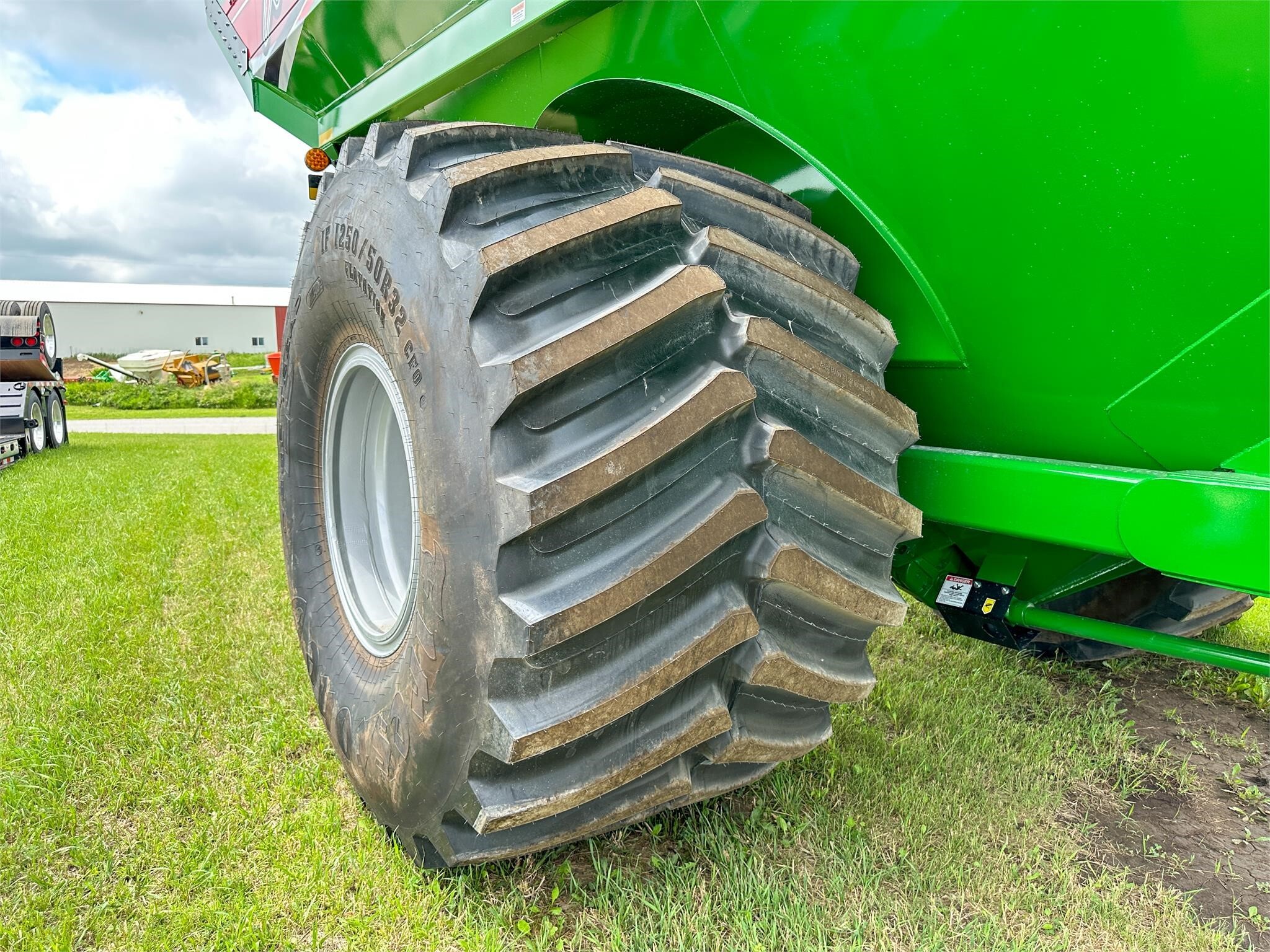 2026 J&M 1312-20S Grain Cart