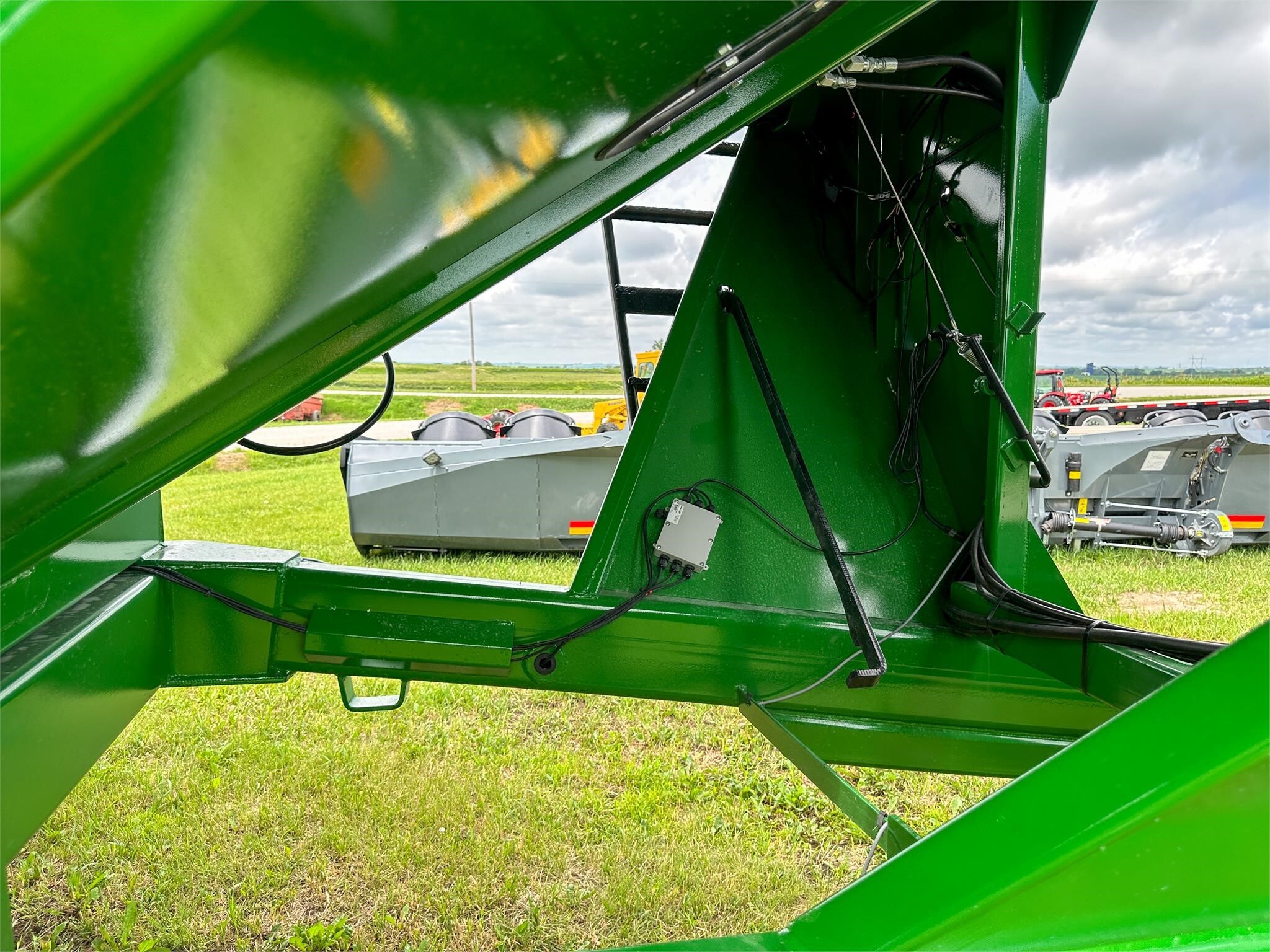2026 J&M 1312-20S Grain Cart