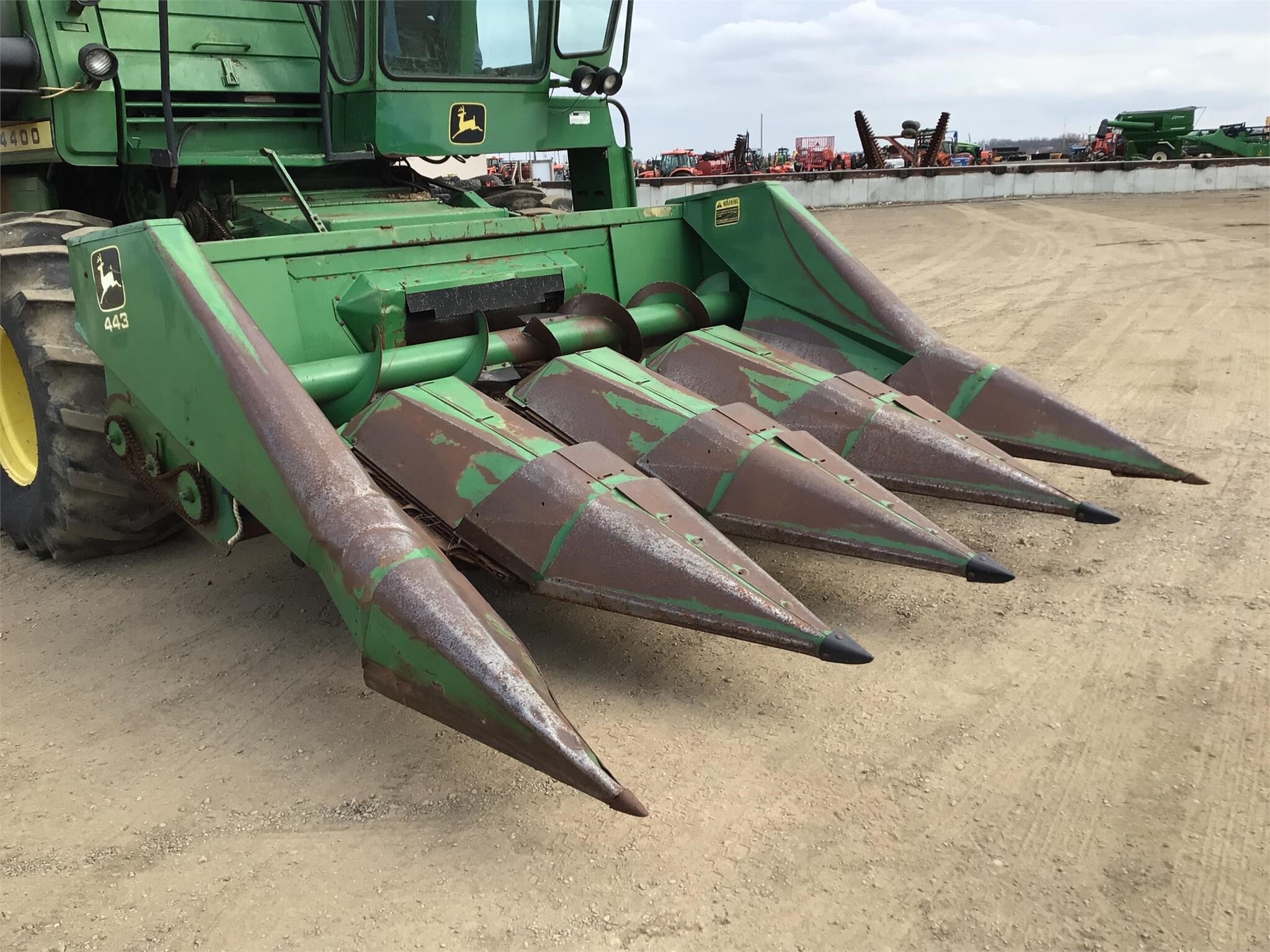  John Deere 443 Corn Head