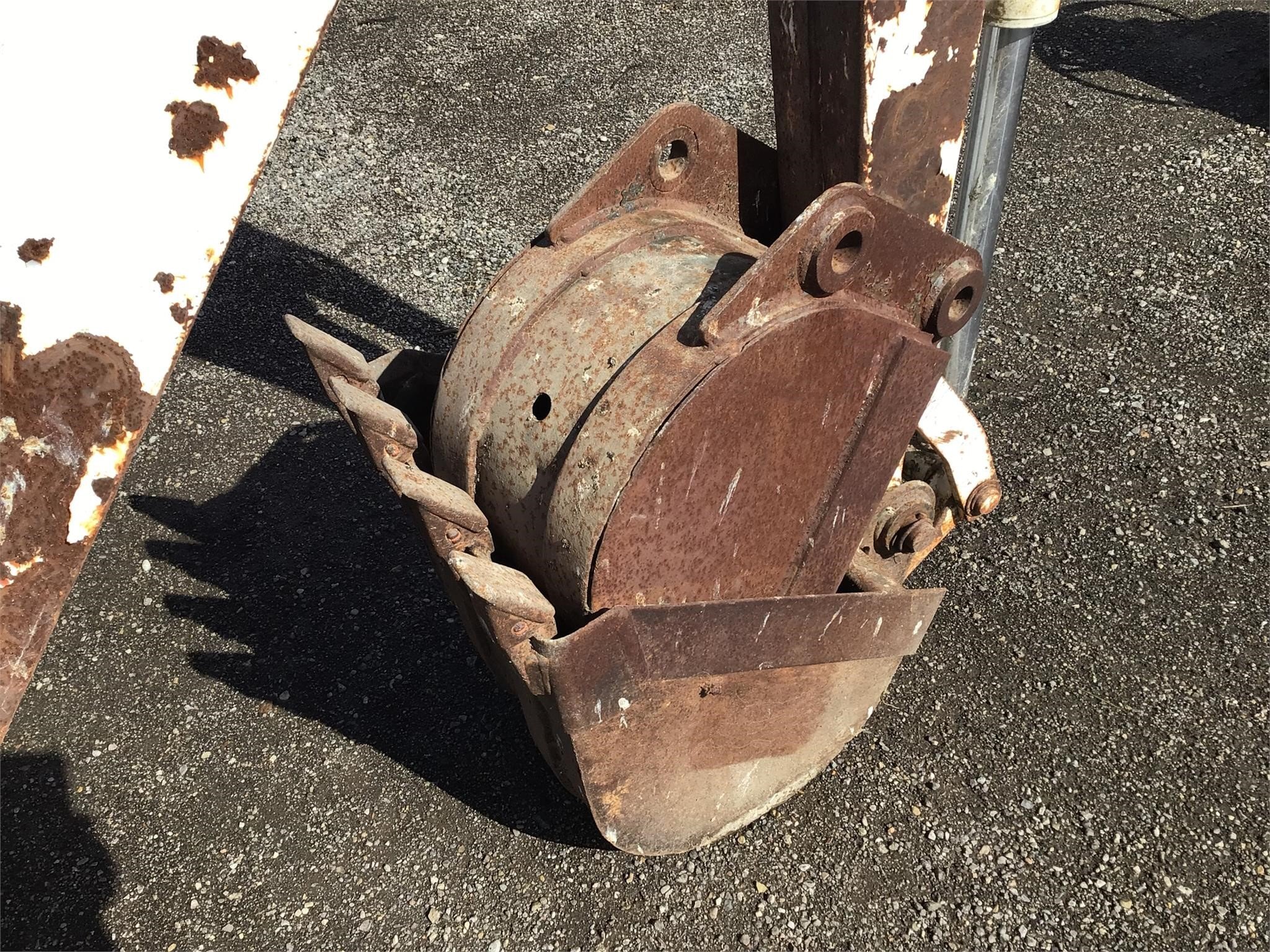  Melroe 811 Backhoe and Excavator Attachment