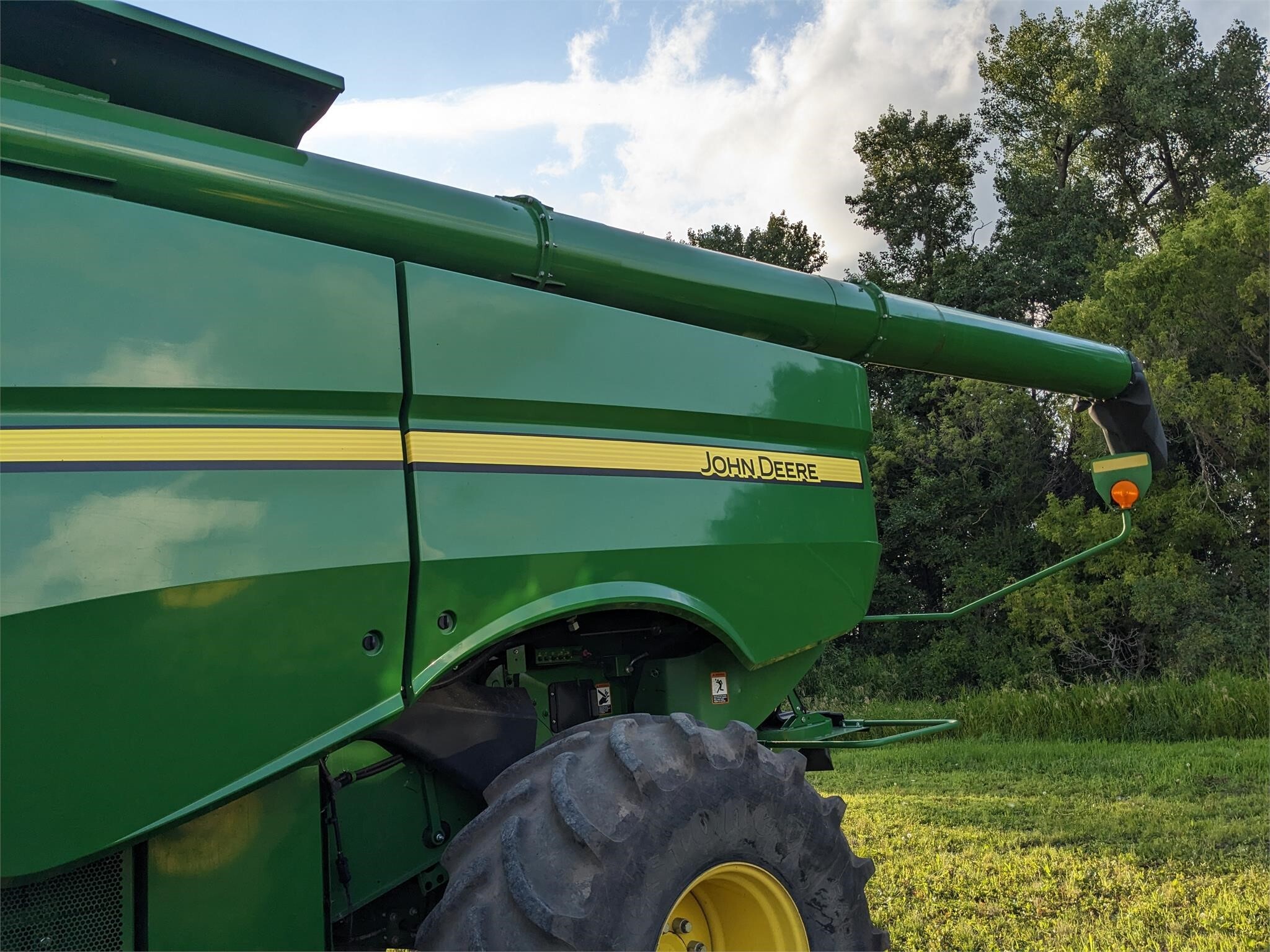 2016 John Deere S690 Combine