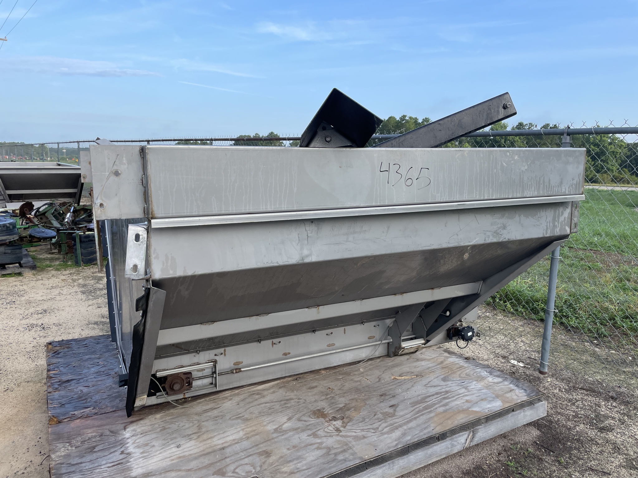 2020 New Leader L4000G4 Self-Propelled Fertilizer Spreader