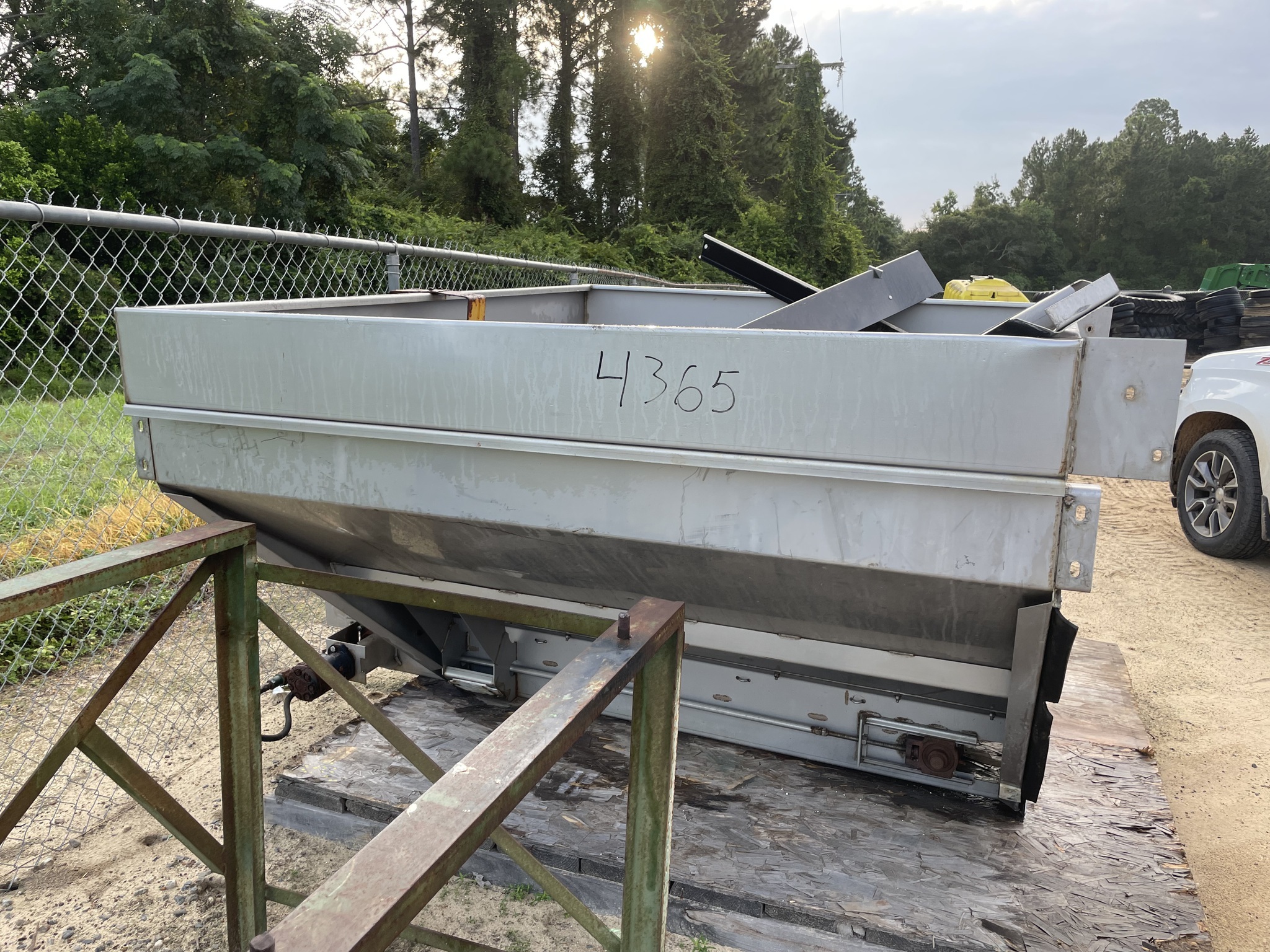 2020 New Leader L4000G4 Self-Propelled Fertilizer Spreader