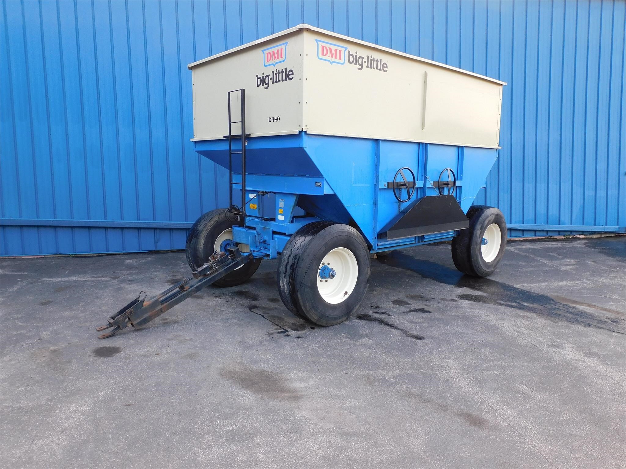 DMI D440 Gravity Wagon