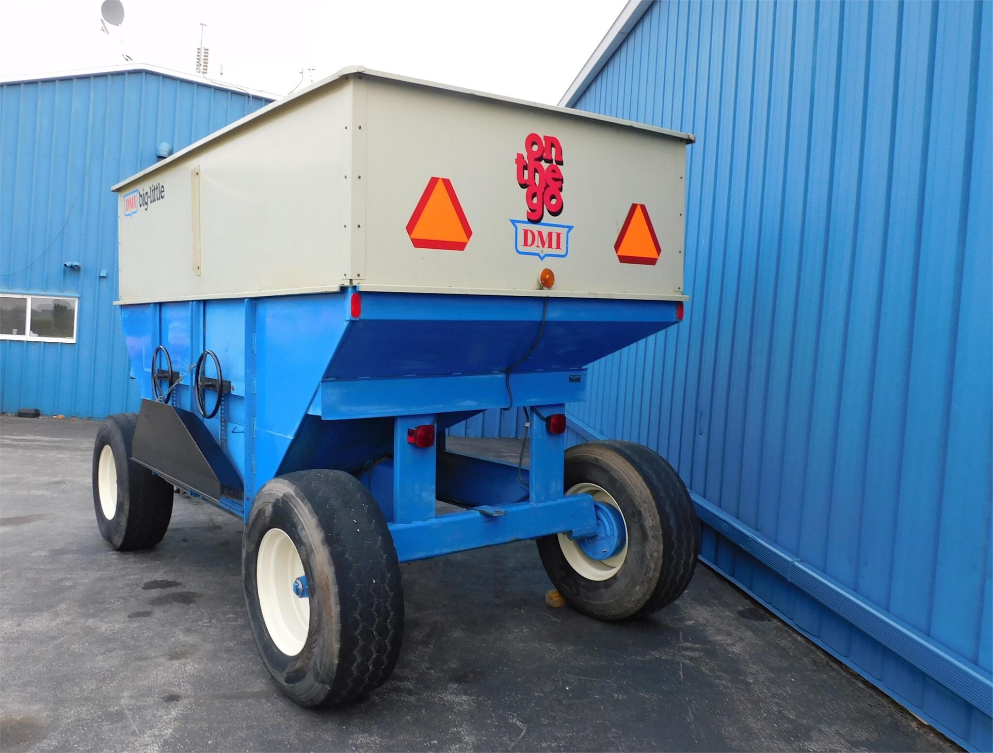  DMI D440 Gravity Wagon